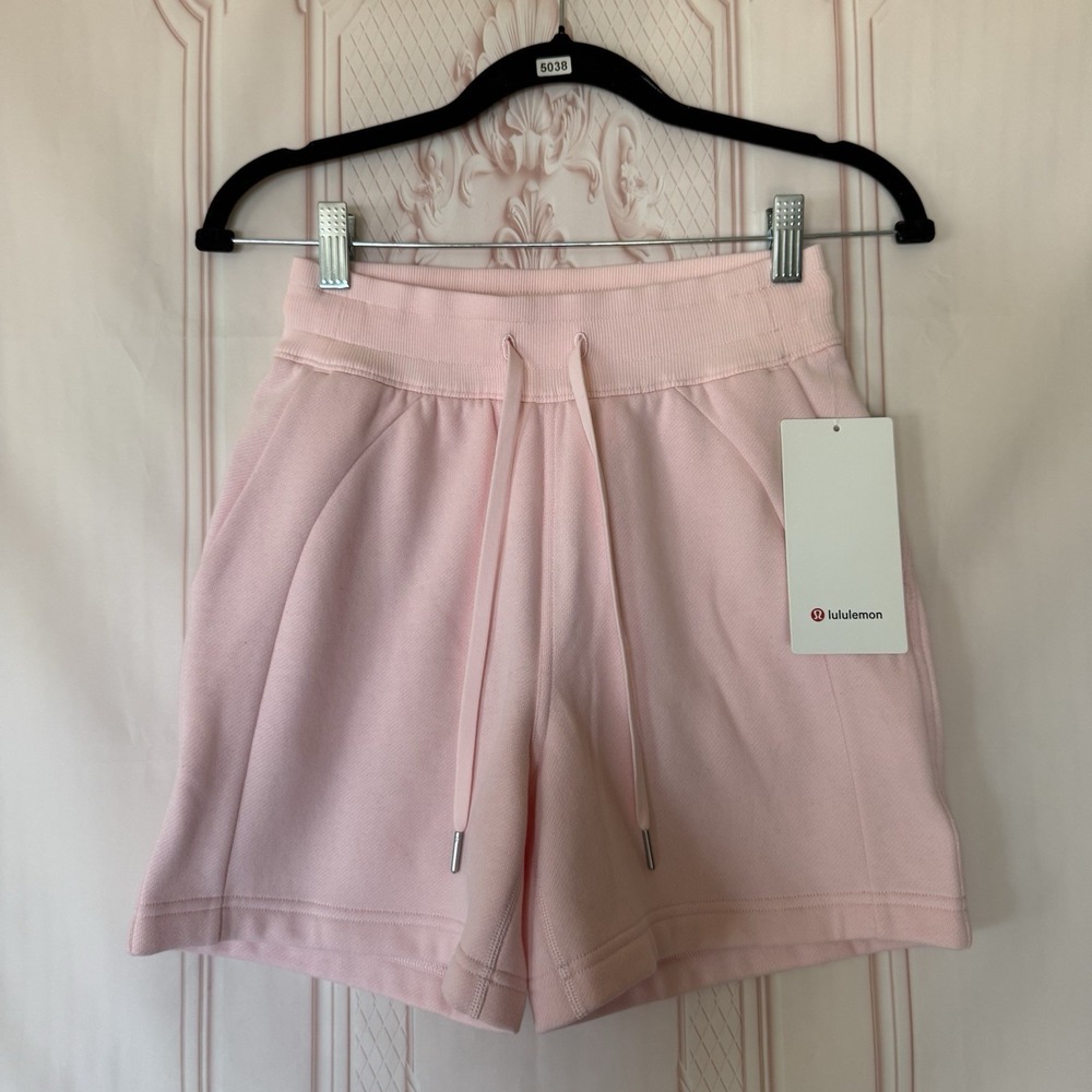 Lululemon Scuba HR Short 5" Strawberry Milkshake Pink Size 2 NWT